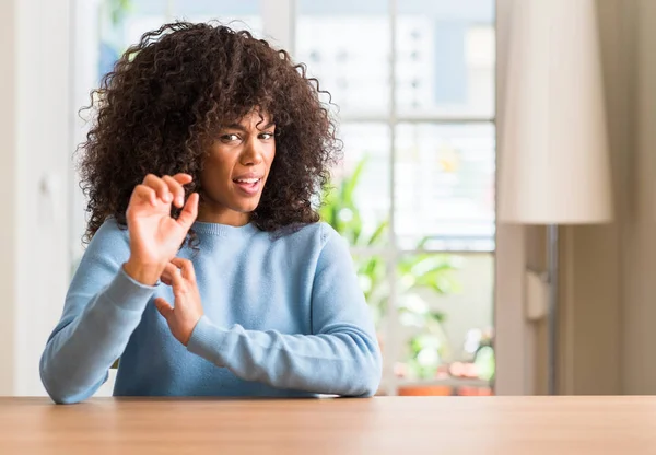 Donna Afroamericana Casa Espressione Disgustata Dispiaciuta Timorosa Facendo Faccia Disgusto — Foto Stock