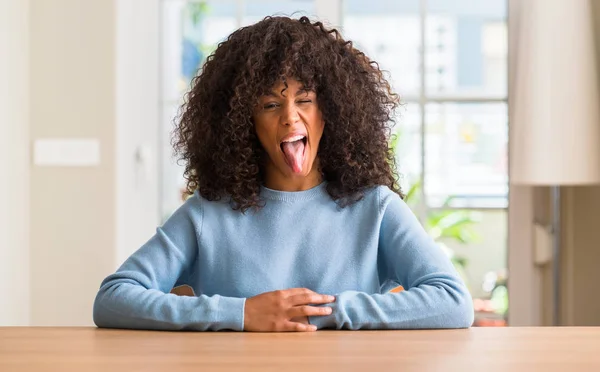 Mujer Afroamericana Casa Sacando Lengua Feliz Con Expresión Divertida Concepto — Foto de Stock