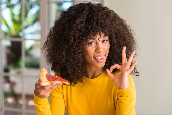 African American Kobieta Gotowa Zjeść Kawałek Pizzy Pepperoni Robi Znak — Zdjęcie stockowe