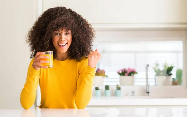 Afrikanische Amerikanerin Trinkt Orangensaft Einem Glas Schreit Stolz Und Feiert — Stockfoto