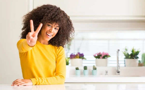 Afroamerikanska Kvinna Som Bär Gula Tröja Kitchen Leende Ser Att — Stockfoto