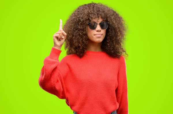 African American Kobieta Nosi Okulary Podnoszenie Palcem Numer Jeden — Zdjęcie stockowe