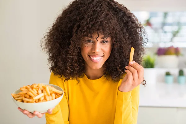 African American Woman Holding Tallrik Med Pommes Frites Hemma Med — Stockfoto