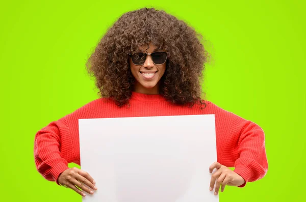Mulher Afro Americana Usando Óculos Sol Segurando Banner Publicidade Branco — Fotografia de Stock
