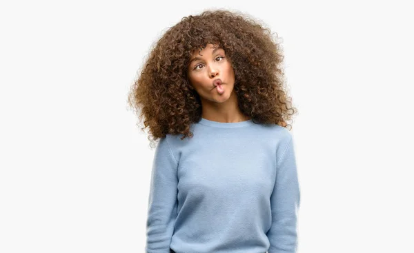 Mulher Afro Americana Vestindo Uma Camisola Fazendo Cara Peixe Com — Fotografia de Stock