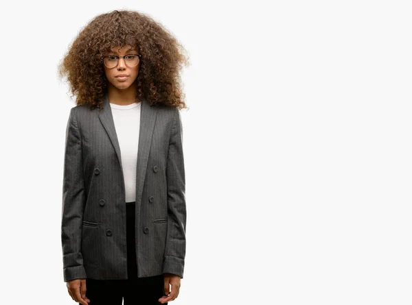 Mulher Negócios Afro Americana Usando Óculos Com Expressão Séria Rosto — Fotografia de Stock