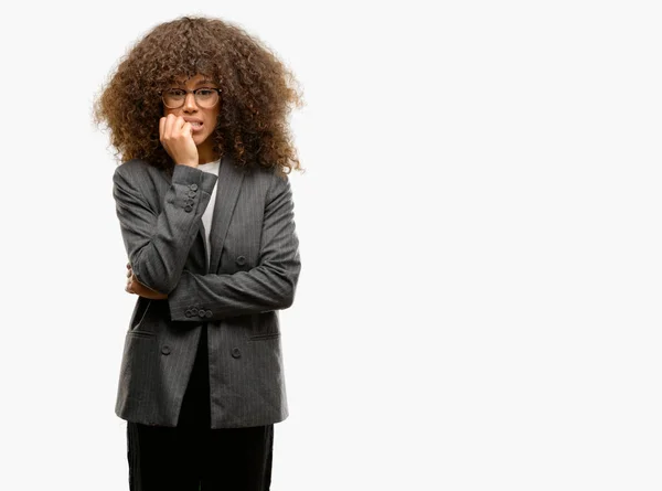 Mujer Negocios Afroamericana Con Gafas Que Ven Estresadas Nerviosas Con — Foto de Stock