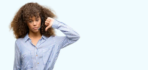 Afroamericano Call Center Donna Operatore Con Faccia Arrabbiata Segno Negativo — Foto Stock