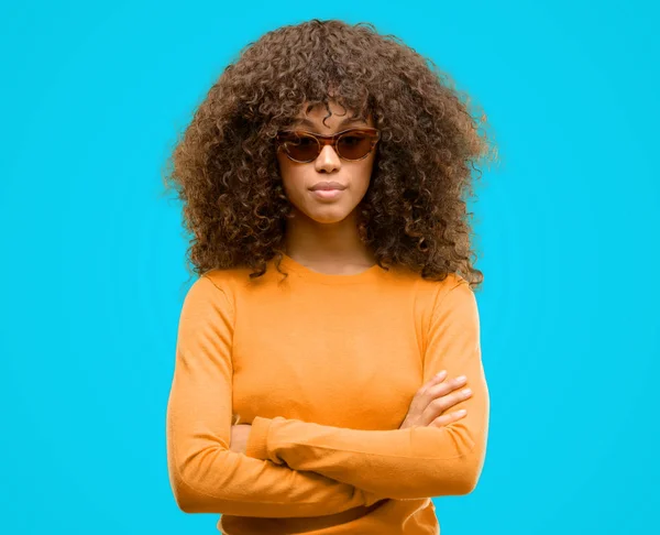 Mujer Afroamericana Vistiendo Suéter Orage Con Una Expresión Segura Cara —  Fotos de Stock