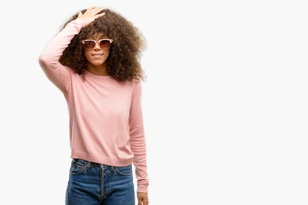 Mujer Afroamericana Con Gafas Sol Color Rosa Sorprendida Con Mano — Foto de Stock