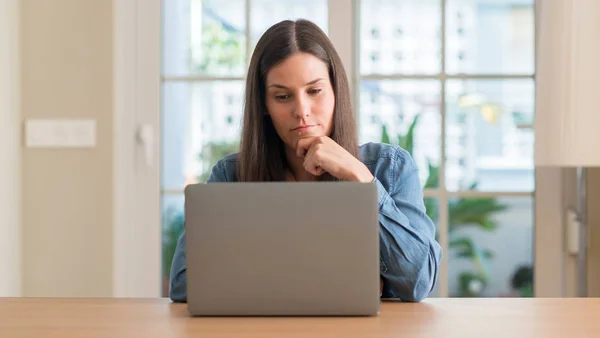Jovem Mulher Usando Laptop Casa Rosto Sério Pensando Questão Ideia — Fotografia de Stock