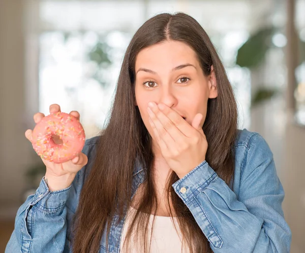 Mujer Joven Hambrienta Sosteniendo Rosado Donut Cubrir Boca Con Mano —  Fotos de Stock