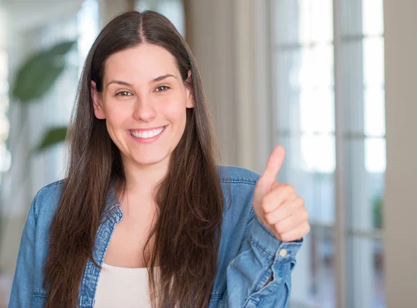 Young Beautiful Woman Home Happy Big Smile Doing Sign Thumb — Stock Photo, Image