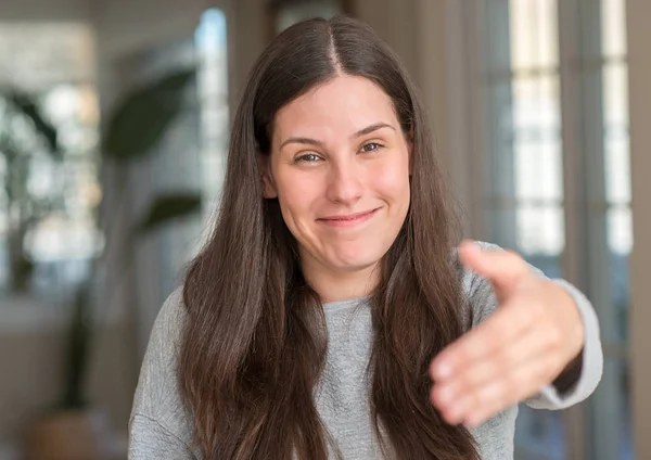 Jovem Mulher Bonita Casa Sorrindo Amigável Oferecendo Aperto Mão Como — Fotografia de Stock