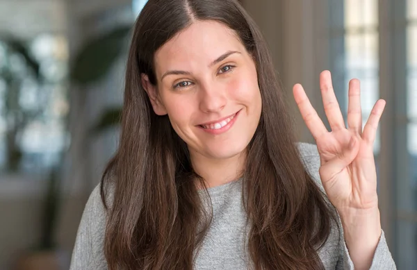 Genç güzel kadın evde gösterilen ve parmak dördüncü gülümseyen ise kendinden emin ve mutlu yukarı dönük.