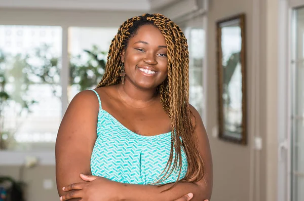African American Kobieta Domu Szczęśliwy Twarz Uśmiechający Się Skrzyżowanymi Rękami — Zdjęcie stockowe