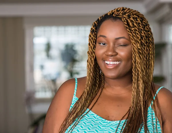 Africano Americano Mulher Casa Piscar Olhos Olhando Para Câmera Com — Fotografia de Stock