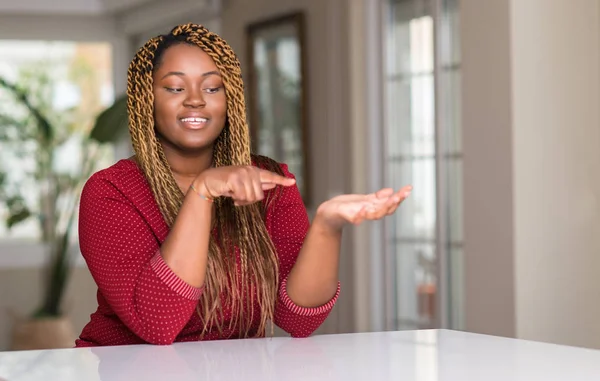 Afroamerikanska Kvinna Sitter Vid Hem Mycket Nöjda Pekar Med Hand — Stockfoto