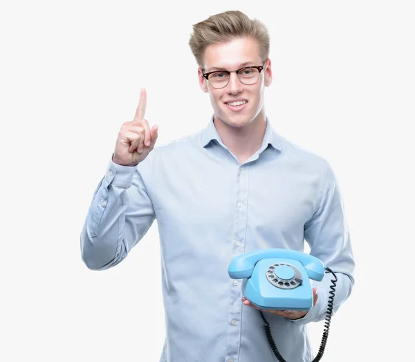 Ung Vacker Blond Man Håller Vintage Telefon Överraskad Med Idé — Stockfoto