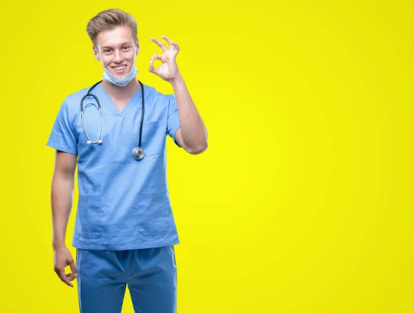 年轻英俊的金发医生做 标志与手指 优秀的标志 — 图库照片