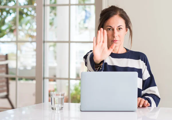 Mujer Mediana Edad Que Usa Ordenador Portátil Casa Con Mano — Foto de Stock