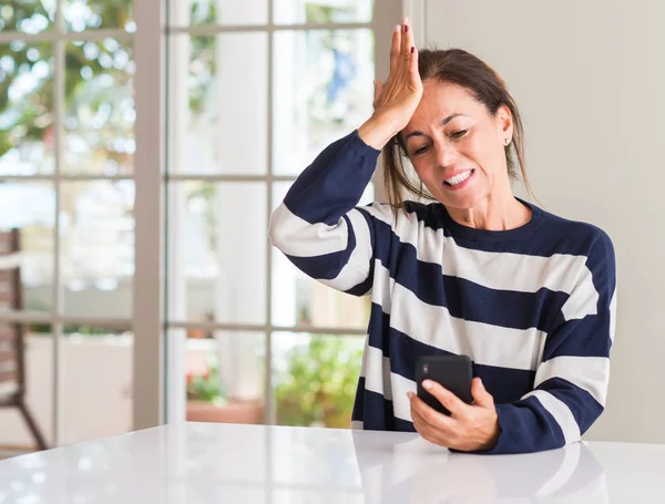 Frau Mittleren Alters Mit Smartphone Gestresst Mit Der Hand Auf — Stockfoto