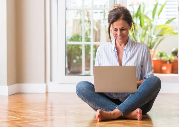 Középkorú Használ Laptop Otthon Boldog Arccal Állt Mosolyogva Magabiztos Mosollyal — Stock Fotó