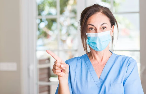 Medico Donna Mezza Età Molto Felice Che Punta Con Mano — Foto Stock