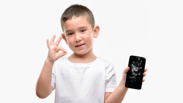 Niño Pelo Oscuro Sosteniendo Teléfono Inteligente Roto Haciendo Signo Con — Foto de Stock