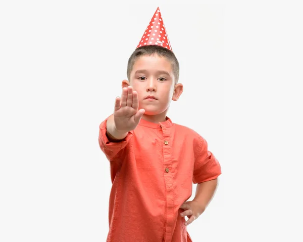 Criança Cabelos Escuros Usando Boné Aniversário Com Mão Aberta Fazendo — Fotografia de Stock