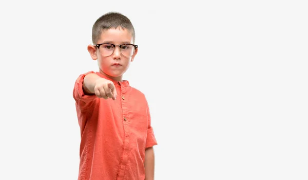 Petit Enfant Aux Cheveux Foncés Portant Des Lunettes Pointant Doigt — Photo