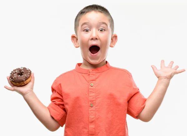 Criança Cabelos Escuros Comendo Donut Muito Feliz Animado Expressão Vencedora — Fotografia de Stock