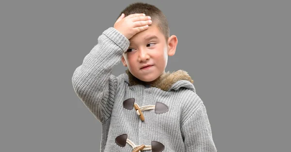 Bambino Dai Capelli Scuri Con Cappotto Stressato Mano Sulla Testa — Foto Stock