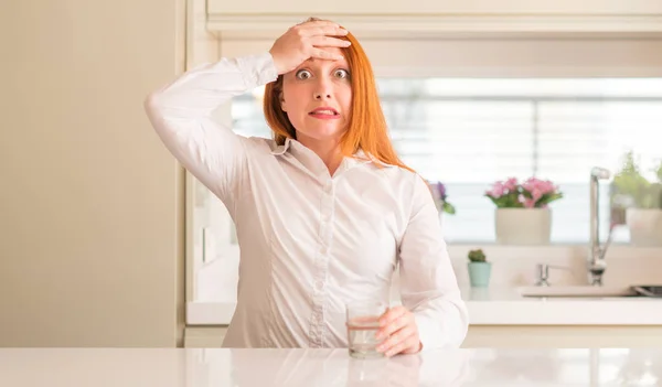 Durstige Rothaarige Frau Und Glas Wasser Mit Der Hand Auf — Stockfoto