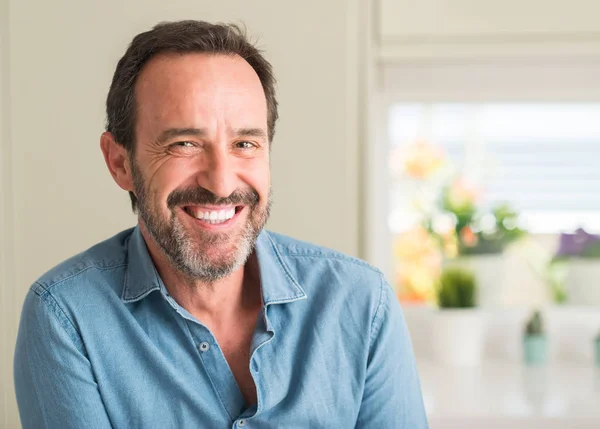 Bonito Homem Meia Idade Com Rosto Feliz Sorrindo Com Sorriso — Fotografia de Stock