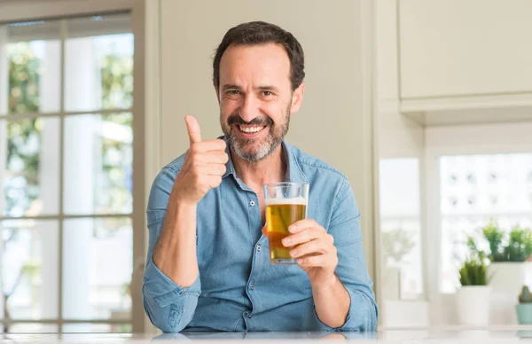 Man Van Middelbare Leeftijd Drinken Bier Blij Met Grote Glimlach — Stockfoto