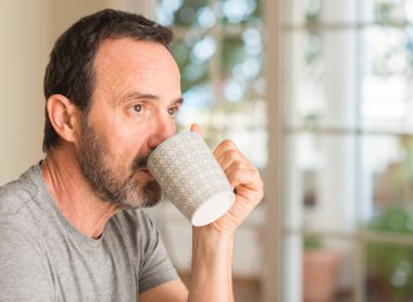 Acımak yüz ciddi düşünüyorum üstünde kendine güvenen bir ifade ile bir fincan kahve içme orta yaş erkek