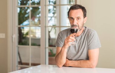 Bir kadeh şarap kendine güvenen bir ifade ile acımak yüz ciddi düşünüyorum içmek orta yaş erkek
