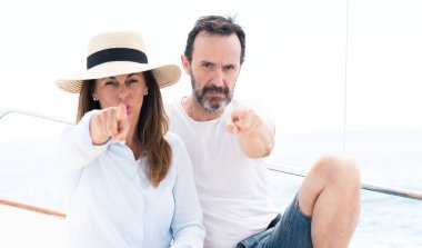 Kamera ve size, el işareti, pozitif ve kendinden emin bir jest ön parmak ile işaret Yelkenli üzerinde seyahat orta yaş kaç