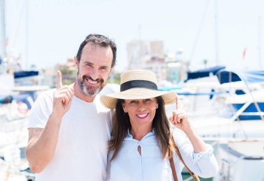 Yaş kaç marina bir fikirle sürpriz içinde orta veya gülen yüz, bir numara ile işaret parmağı soru