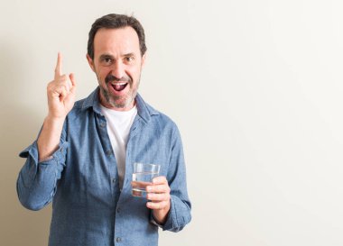 Komuta sizde içme bir fikirle sürpriz bir bardak su ya da gülen yüz, bir numara ile işaret parmağı soru