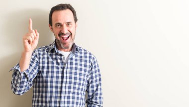 Komuta sizde bir fikir ya da soru işaret parmağı ile gülen yüz, sürpriz bir numara