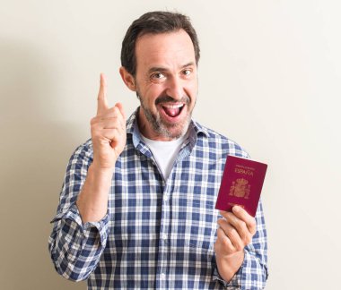 İspanyol pasaportu sürpriz bir fikir ya da soru işaret parmağı ile gülen yüz, bir numara tutarak komuta sizde