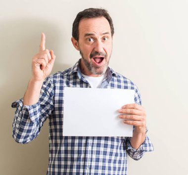 Komuta sizde boş kağıt sayfası sürpriz bir fikir veya parmakla gülen yüz, bir numara ile soru ile tutarak