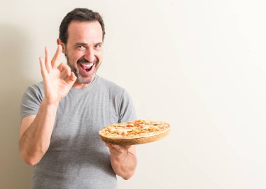 Komuta sizde pizza parmakları, mükemmel sembolü olan ok işareti yapıyor holding