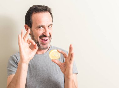 Komuta sizde parmak, mükemmel sembolü ile ok işareti yapıyor limon meyve tutan