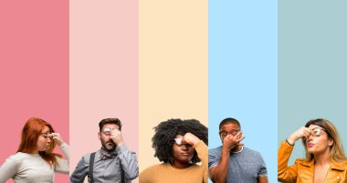 İnsanlar, kadın ve adam aşırı ve yorgun, Uykulu ifade ile serin grup rubbes yorgunluk nedeniyle burun.