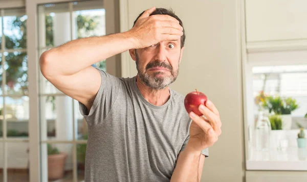 Hombre Mediana Edad Comiendo Manzana Roja Saludable Estresado Con Mano — Foto de Stock