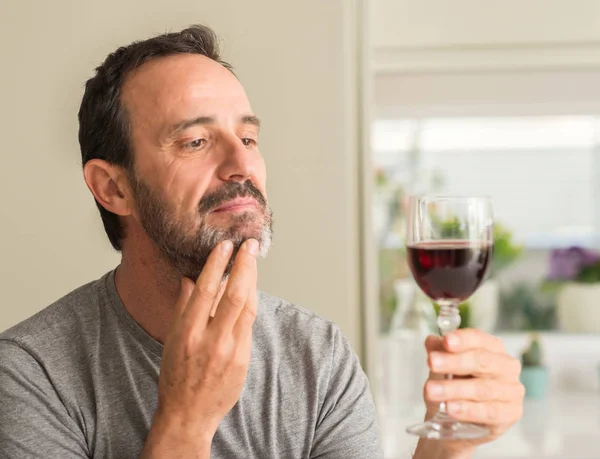 Hombre Mediana Edad Bebiendo Una Copa Vino Cara Seria Pensando — Foto de Stock