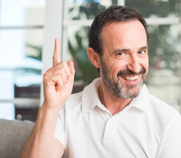 Bello Uomo Mezza Età Sorpreso Idea Una Domanda Che Punta — Foto Stock